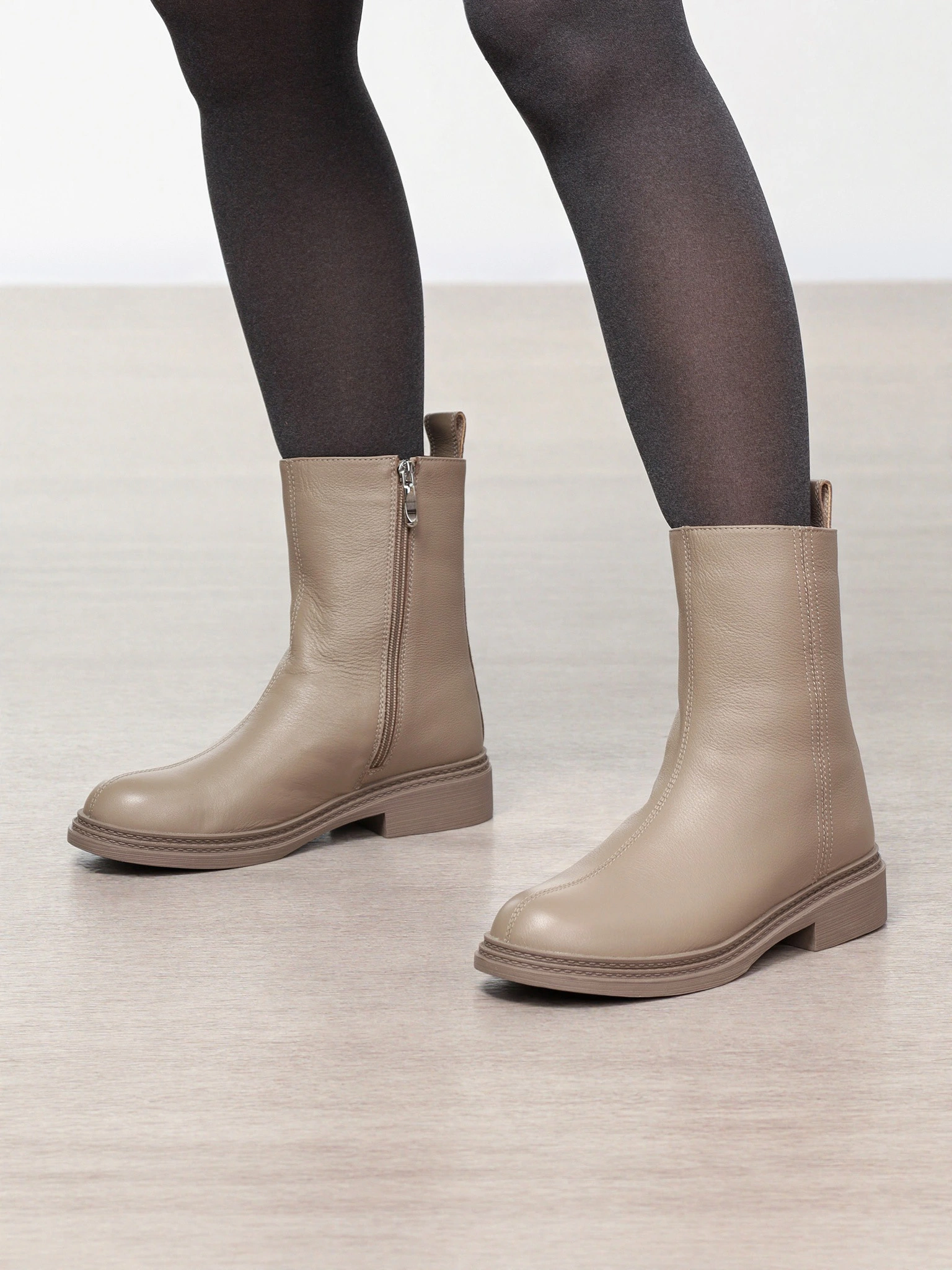 Ботинки серого цвета на среднем широком каблуке